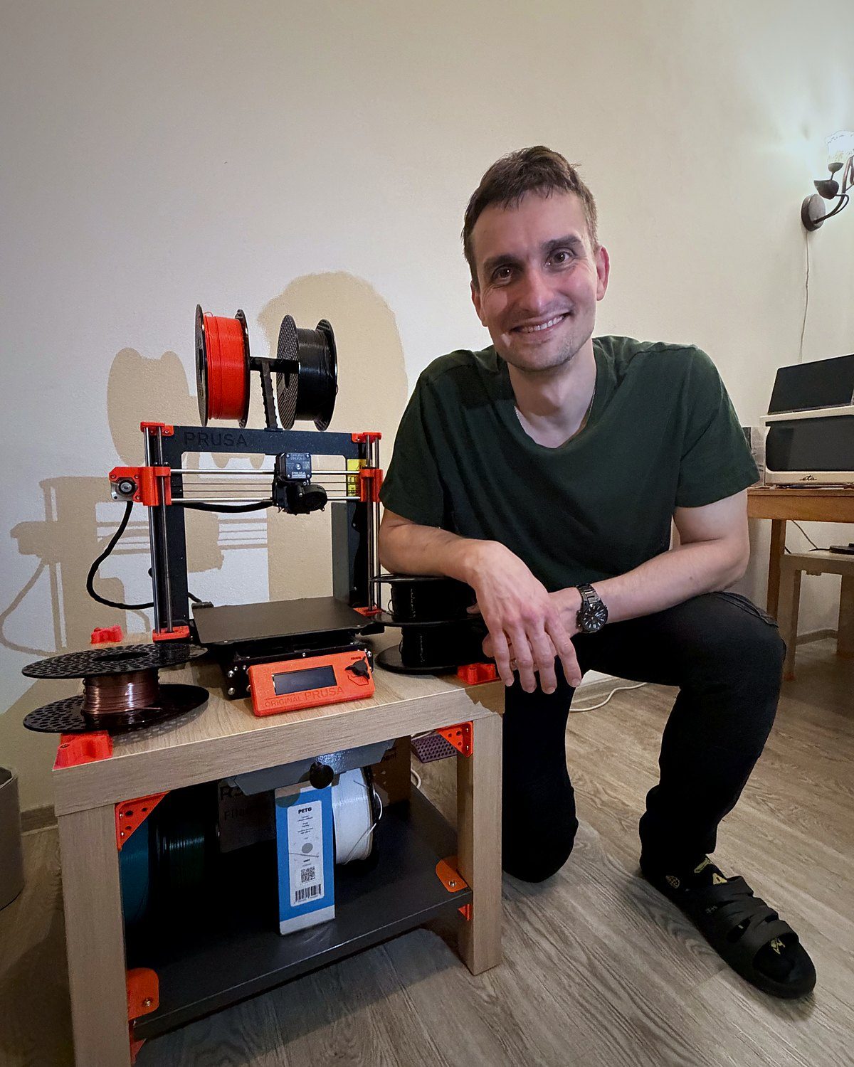 Michal Bláha u své 3D tiskárny