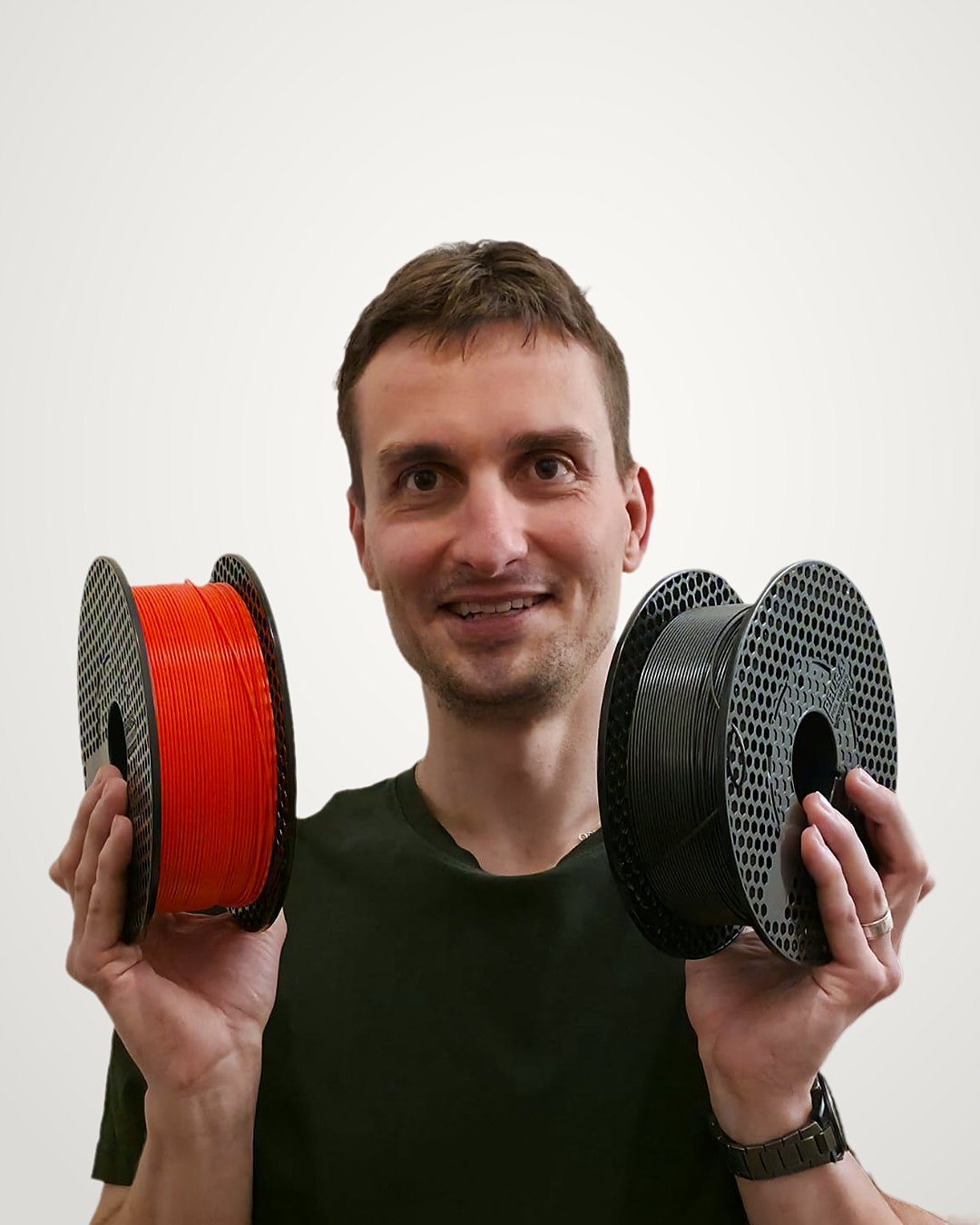 Michal drží dvě cívky filamentu