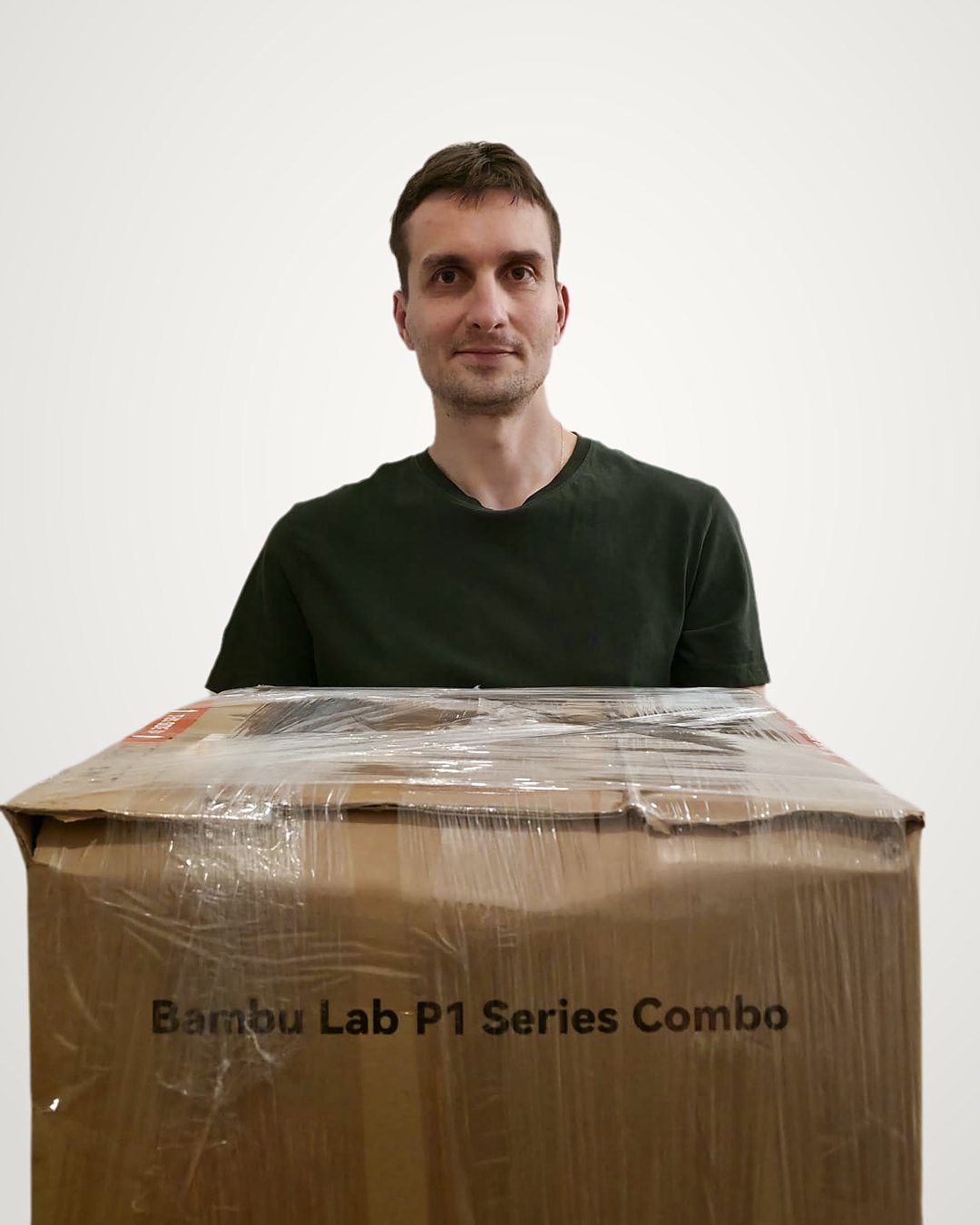 Michal s krabicí tiskárny Bambu Lab